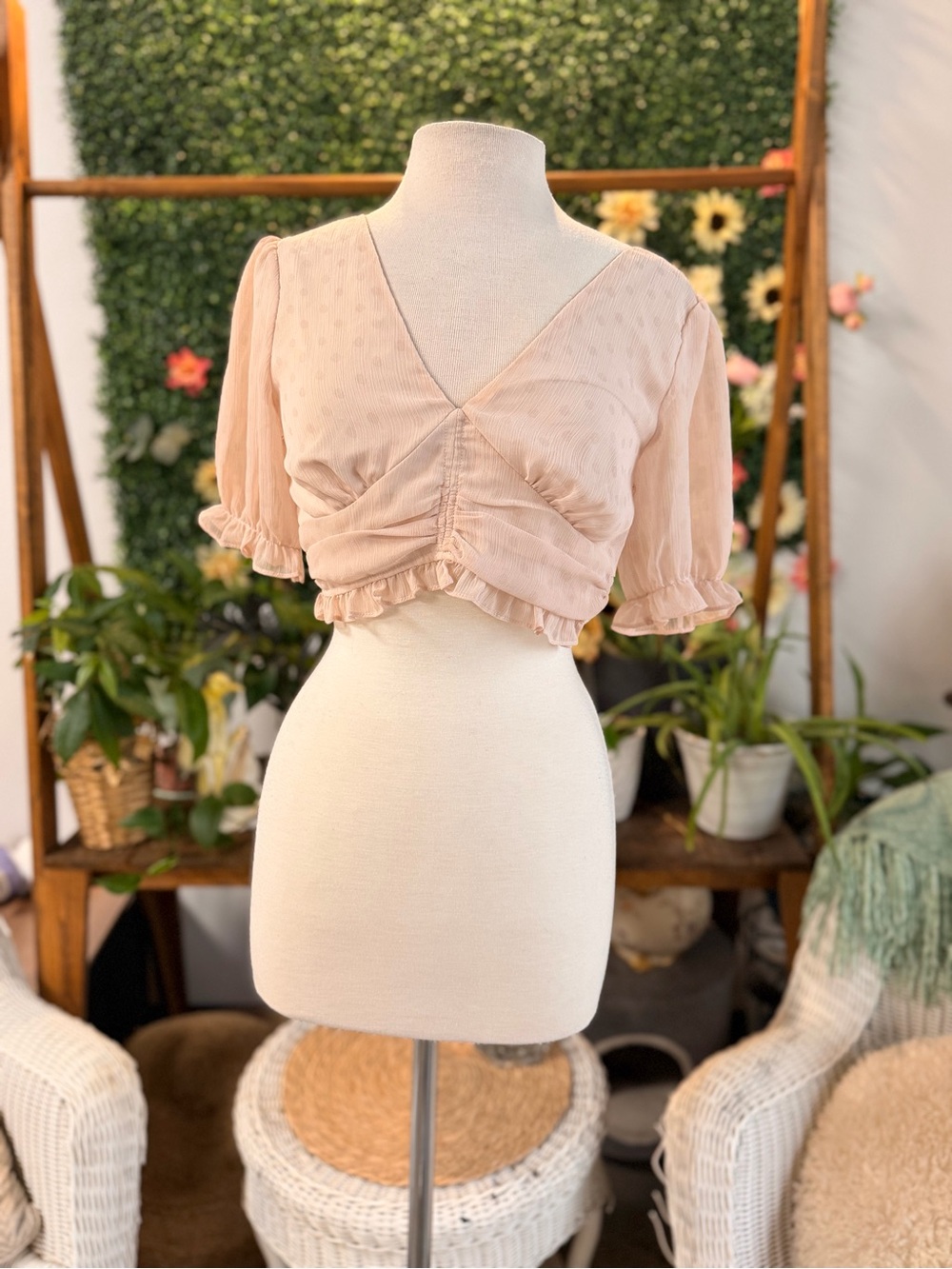 Le Lis Blush Ruffled V-Neck Crop Top